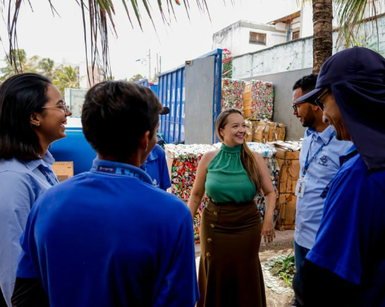 Raissa Bisol conversando com a equipe da gestão de resíduos