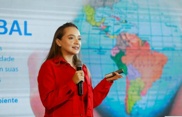 Raissa Bisol palestrando no Conexão ODS